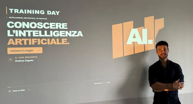 Andrea Zagato all’I.A. Training Day del 16 settembre 2026, accanto alla slide “Conoscere l’intelligenza artificiale”